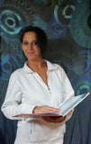 Autorin Ursula Madella-Mella liest aus dem Kinderbuch Tom und der Wolf.